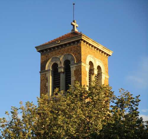 Eglise construite en pierres dorées - par Patrick Huet.